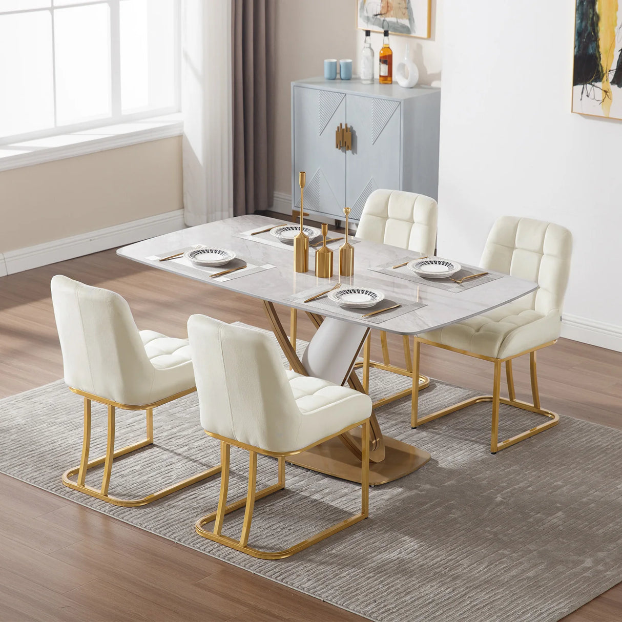 Twee luxe velvet eetkamerstoelen van BukkitBow met gouden frame, modern design en zachte bekleding, set van 2 stuks