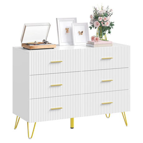 Luxe witte BukkitBow commode met zes laden en gouden details, modern meubel voor slaapkamer of woonkamer.