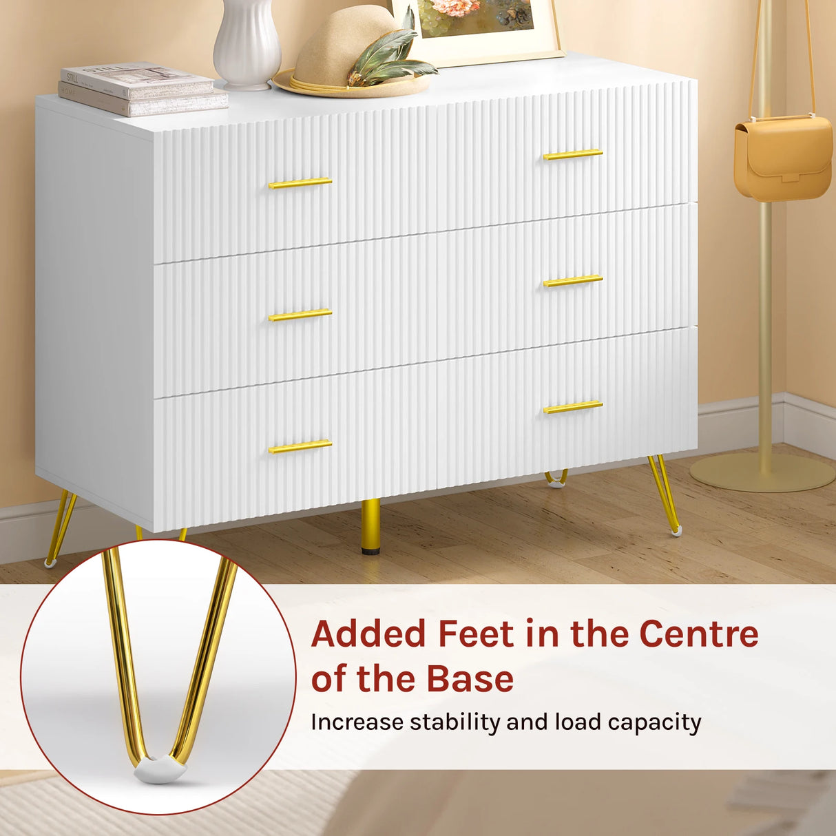 Luxe witte BukkitBow commode met zes laden en gouden details, elegant meubelstuk voor moderne interieurdecoratie
