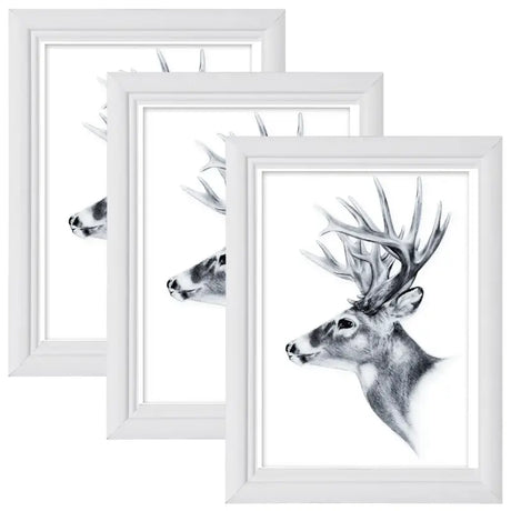 Set van vijf massief houten fotolijsten van BukkitBow met modern ontwerp en diverse maten, geschikt voor stijlvolle foto-opstellingen.