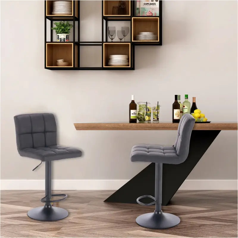 Moderne BukkitBow barkruk met kunstleer en metalen frame, verstelbaar en 360° draaibaar, stevig en ergonomisch.