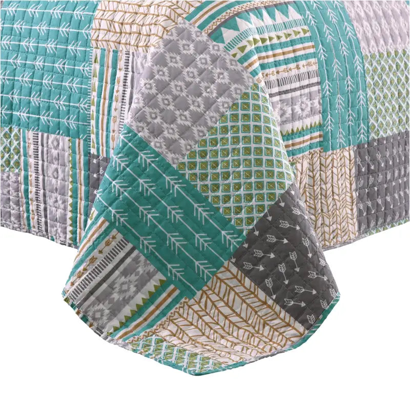 Moderne BukkitBow bedsprei met omkeerbaar grijs en patchwork patroon, verschillende maten, zacht en stijlvol voor slaapkamer decor.