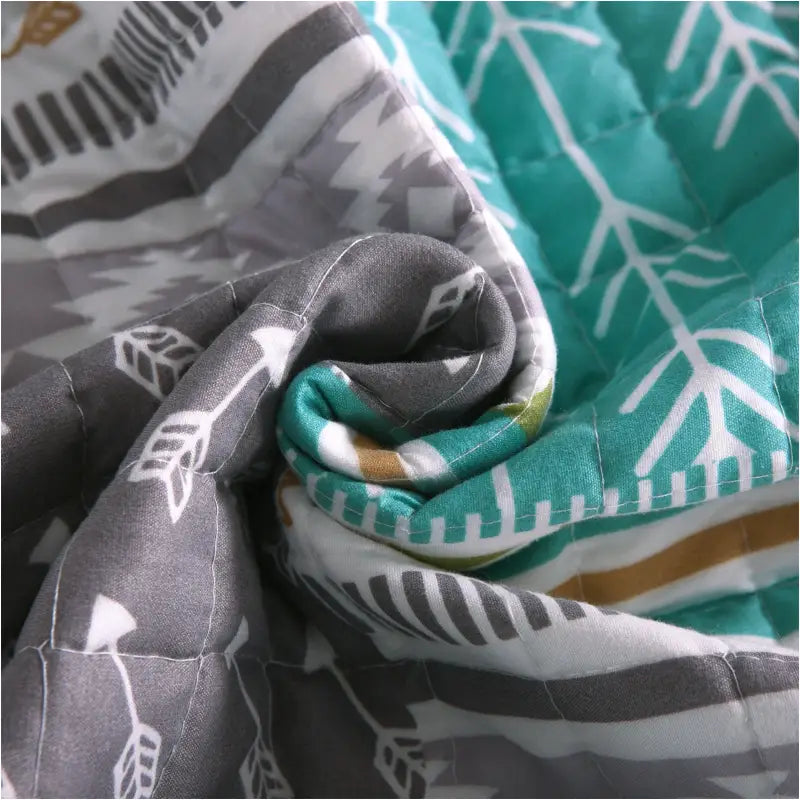 Moderne BukkitBow dekbedovertrek met omkeerbaar grijs en patchwork patroon, verkrijgbaar in verschillende maten.