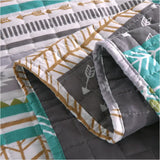 Moderne BukkitBow bedsprei met omkeerbaar grijs en patchwork patroon, afgebeeld in verschillende maten, comfortabel en stijlvol.
