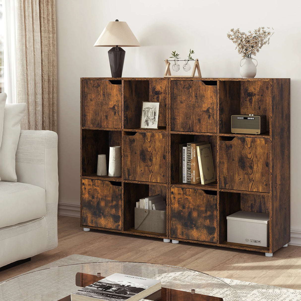 Moderne BukkitBow boekenkast met 6 vakken en 3 deurtjes in Scandinavisch design, gemaakt van hout, geschikt voor woonkamer of kantoor.