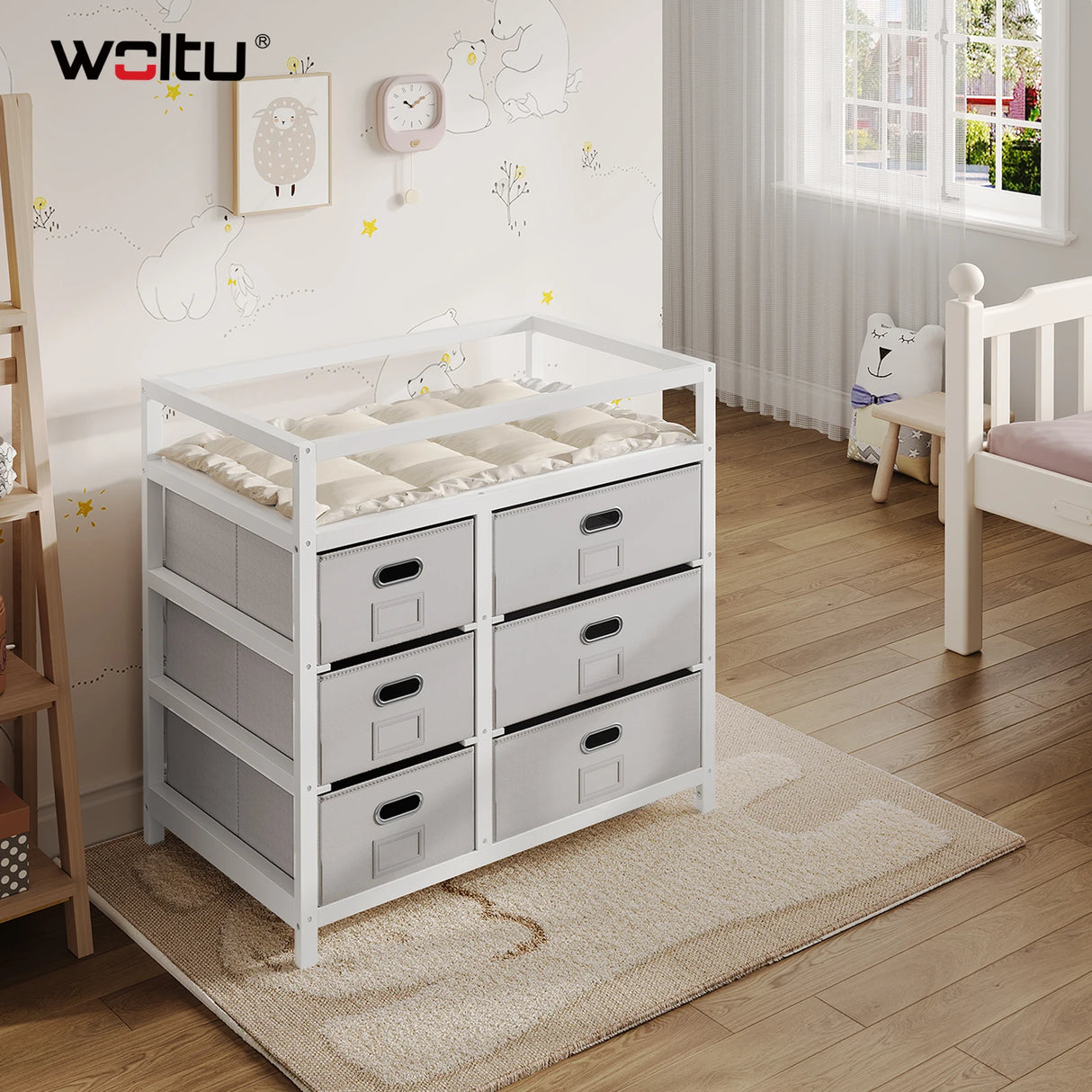 Moderne BukkitBow commode in wit en grijs met 6 laden en aankleedblad, geschikt voor slaapkamer of kinderkamer.