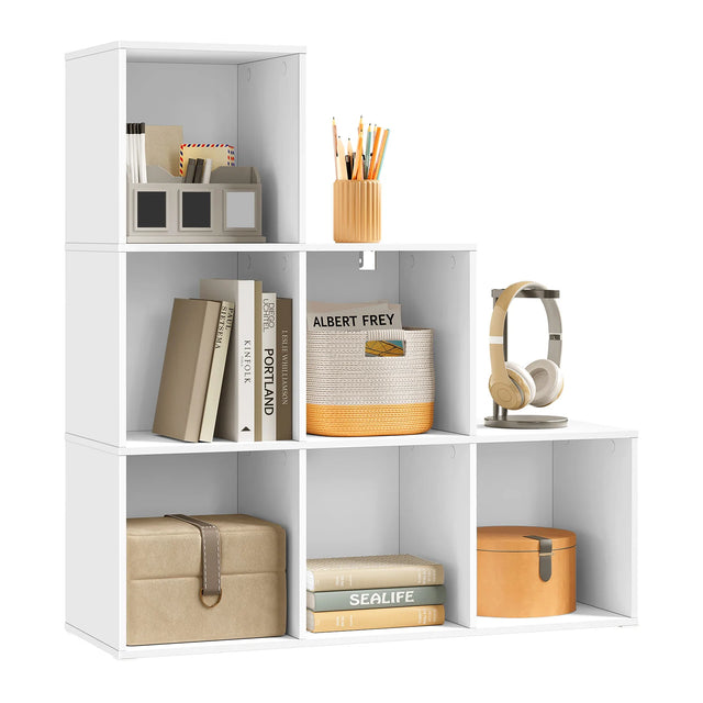 Moderne BukkitBow boekenkast in trapvorm met 6 open vakken, gemaakt van hout, ideaal voor woon- of kantoorruimte.