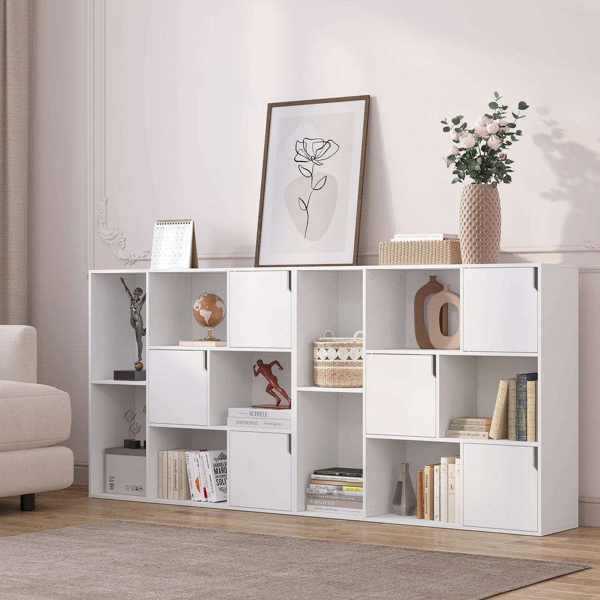 Moderne BukkitBow vakkenkast met 8 verstelbare, krasbestendige vakken voor boeken en decoratie in een eigentijdse woonkamer.