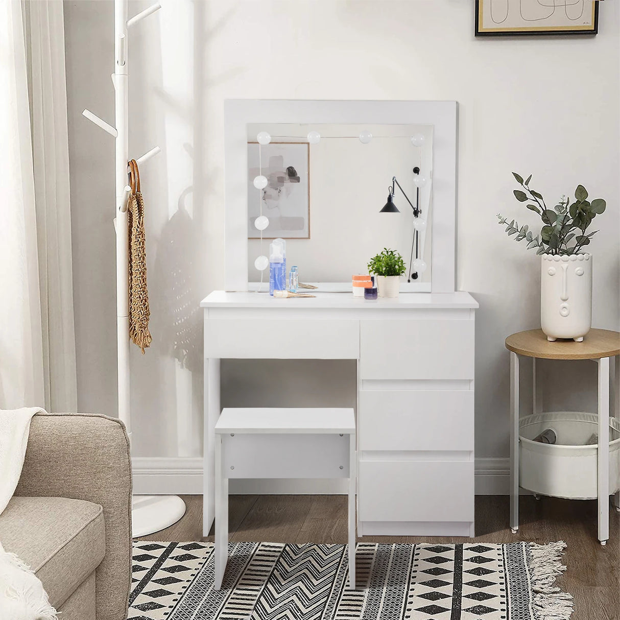Moderne witte BukkitBow kaptafel met LED-spiegel, kruk en vier laden, perfect voor de slaapkamer of kleedkamer.