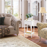 Wit BukkitBow nachtkastje met lade en blad, barokstijl, massief houten poten, elegant en functioneel in een slaapkamer.