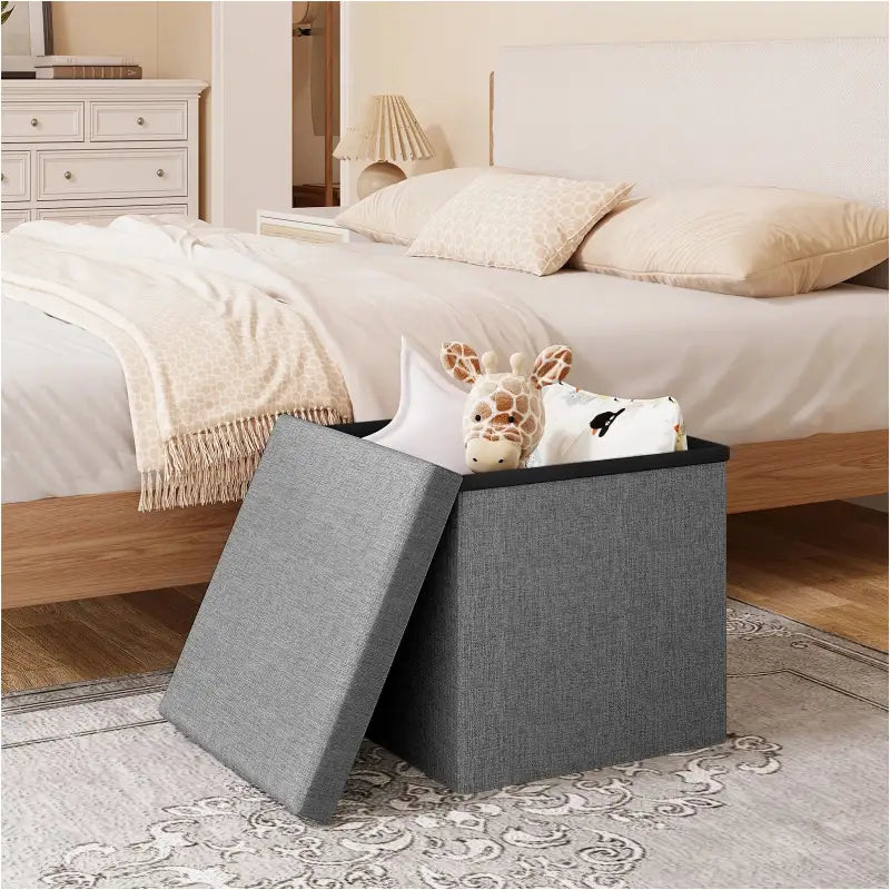 BukkitBow opvouwbare poef met gewatteerde linzen zitting, MDF en schuim, beschikbaar in 20L of 37L capaciteit, voor opbergruimte en zitcomfort.