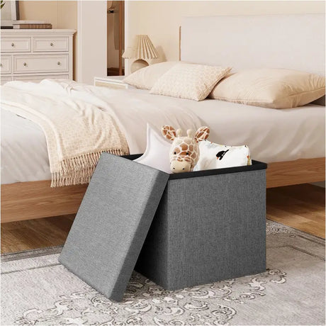 BukkitBow opvouwbare poef met gewatteerde linzen zitting, MDF en schuim, beschikbaar in 20L of 37L capaciteit, voor opbergruimte en zitcomfort.