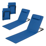 Opvouwbare BukkitBow strandmat met verstelbare rugleuning en draagtas, liggend op zand bij het strand