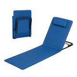 Opvouwbare BukkitBow strandmat met verstelbare rugleuning en draagtas, liggend op zand bij het strand
