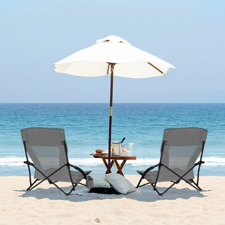 Opvouwbare BukkitBow strandstoel met bekerhouder, draagtas en comfortabele zitting op het strand