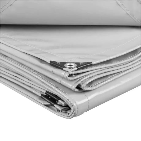 Lichtgrijs PVC afdekzeil van BukkitBow, weer- en UV-bestendig, 500g/m², met gegalvaniseerde oogjes, geschikt voor diverse toepassingen.