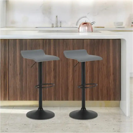 Set van 2 BukkitBow barkrukken met metalen frame en synthetisch leren zitting, in hoogte verstelbaar en draaibaar.