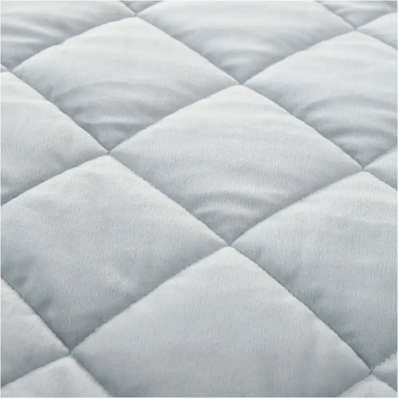 Donkergrijze BukkitBow microvezel sprei van 360 GSM, zachte deken in verschillende maten, op bed gelegd.