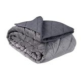 Donkergrijze BukkitBow microvezel sprei van 360 GSM, liggend op bed, in verschillende maten.