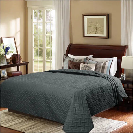 BukkitBow Ultrasone bedsprei van 100% microvezel met geometrische patronen in donkergrijs en grijs, lichtgewicht en beschikbaar in meerdere maten.