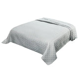 BukkitBow Ultrasone bedsprei van microfibre met geometrische patronen in donkergrijs en grijs, lichtgewicht en verkrijgbaar in verschillende maten.