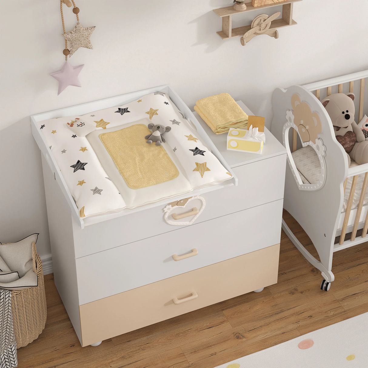 Wit BukkitBow universeel baby verschoonopzetstuk met handgrepen, geschikt voor babyverzorging en snelle verschoning.