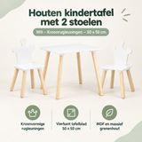 Houten kindertafel met 2 witte stoelen en kroonrugleuningen, 50x50 cm, BukkitBow, perfect voor kinderen.
