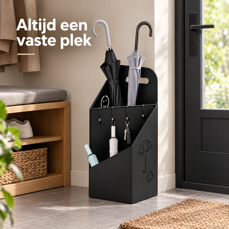 Zwarte parapluhouder naast de voordeur met lange paraplu's, opvouwbare modellen en sleutels.