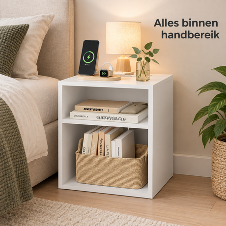 Wit nachtkastje van BukkitBow met stopcontact, USB en USB-C, twee open vakken, geschikt voor naast het bed.