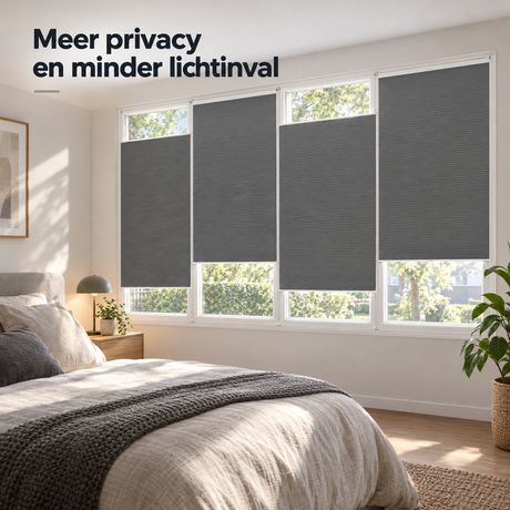 Grijs plisségordijn zonder boren met thermische honingraat voor verduistering, van BukkitBow, in een woonkamer.