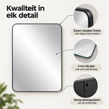 Rechthoekige wandspiegel met zwart metalen frame en afgeronde hoeken, verkrijgbaar in twee maten, door BukkitBow.