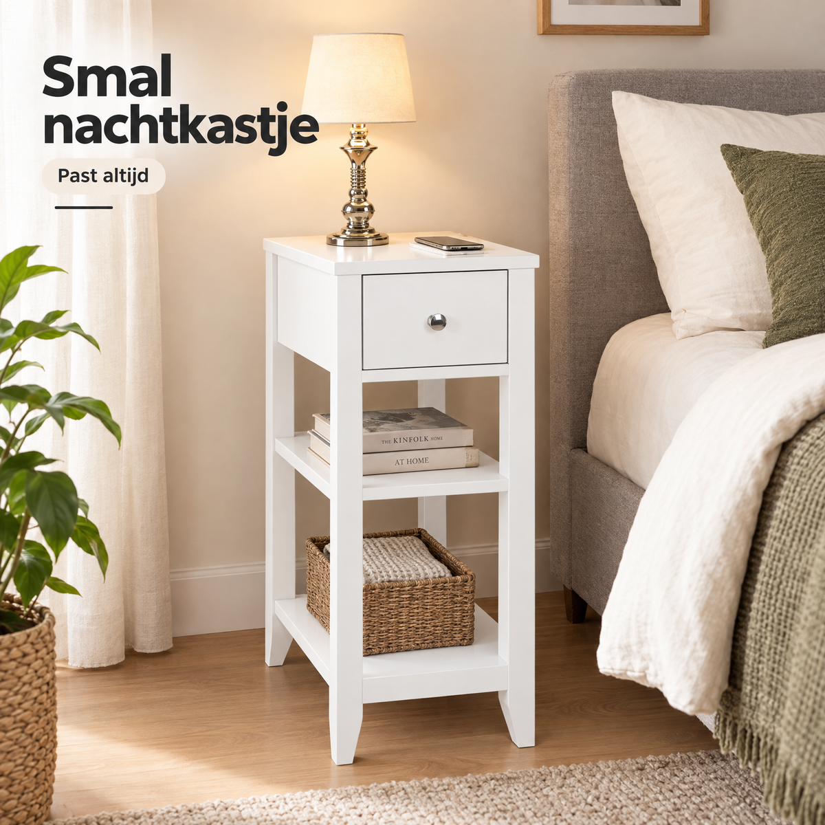 Smal wit nachtkastje van BukkitBow met lade en twee open planken, 28 cm breed, geschikt voor slaapkamer of woonkamer.