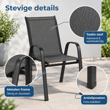 Detail van materiaal en afwerking van stapelbare tuinstoelen