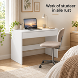 wit bureau met lade in gebruik in een passende praktijksituatie