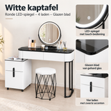 Detail van materiaal en afwerking van witte kaptafel met LED-spiegel
