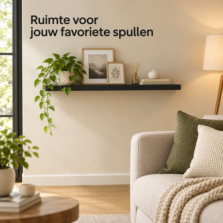 Zwarte zwevende wandplank van BukkitBow, 90 cm lang, met onzichtbare bevestiging en maximaal 10 kg draagvermogen, in een interieur.